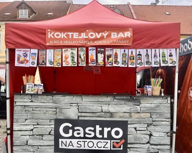 Mobilní koktejlový bar s kamenným pultem a logem Gastro Na Sto