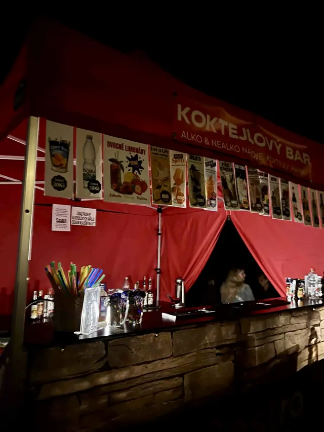 Večerní koktejlový bar s nabídkou nápojů na červené plachtě